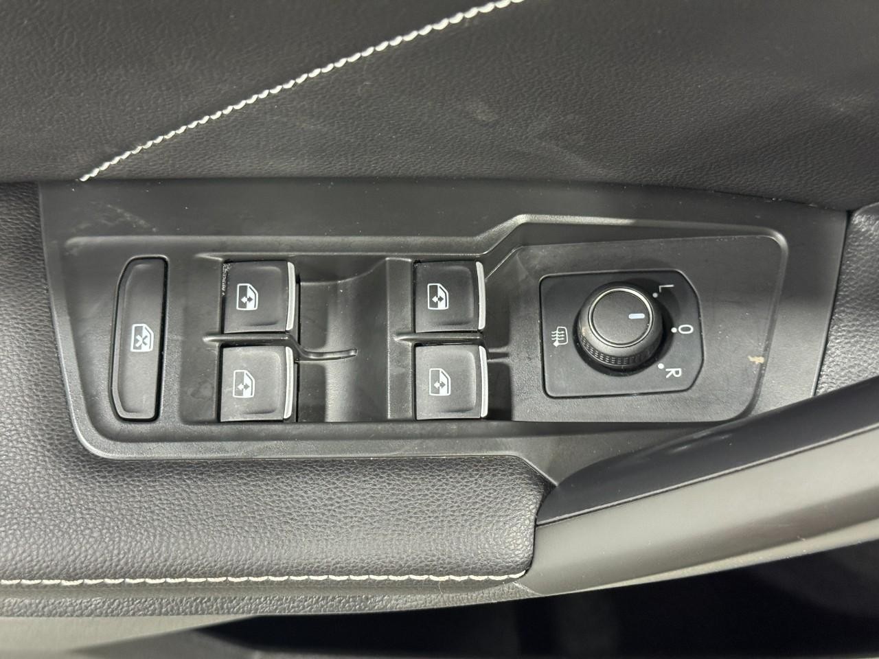 Volkswagen Tiguan Vehicle Full-screen Gallery Image 24