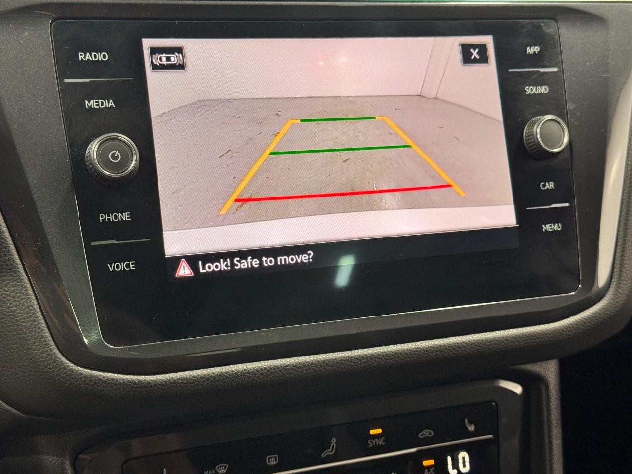 Volkswagen Tiguan Vehicle Full-screen Gallery Image 32