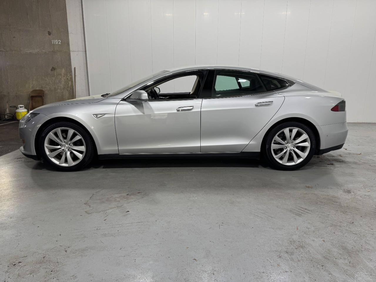 Tesla Model S Vehicle Full-screen Gallery Image 2