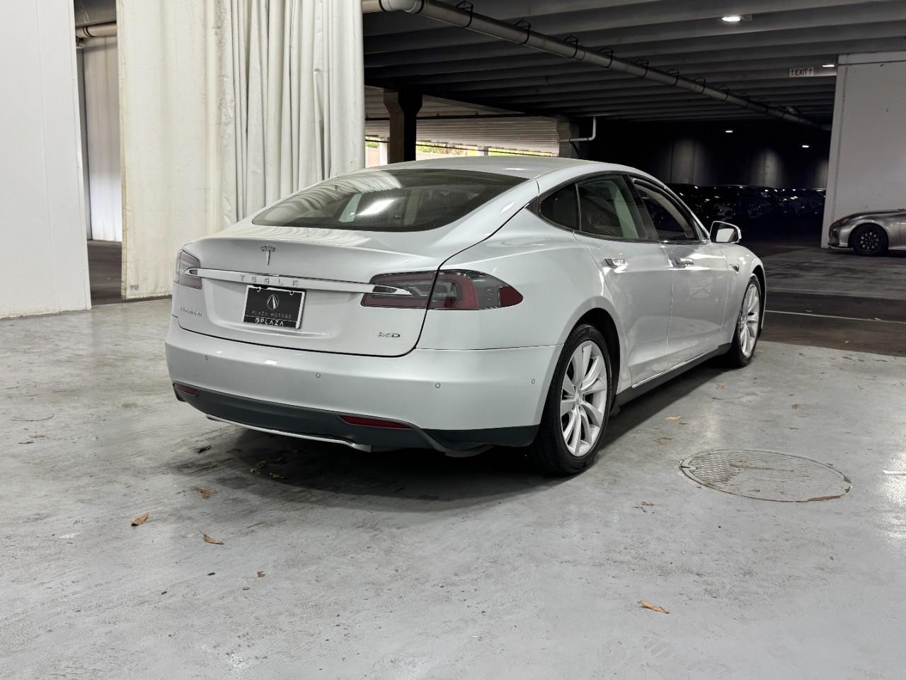 Tesla Model S Vehicle Full-screen Gallery Image 4