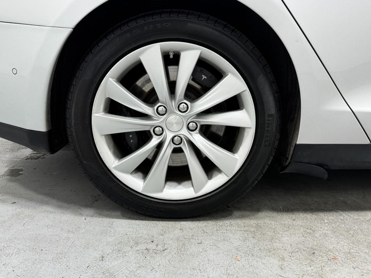 Tesla Model S Vehicle Full-screen Gallery Image 5