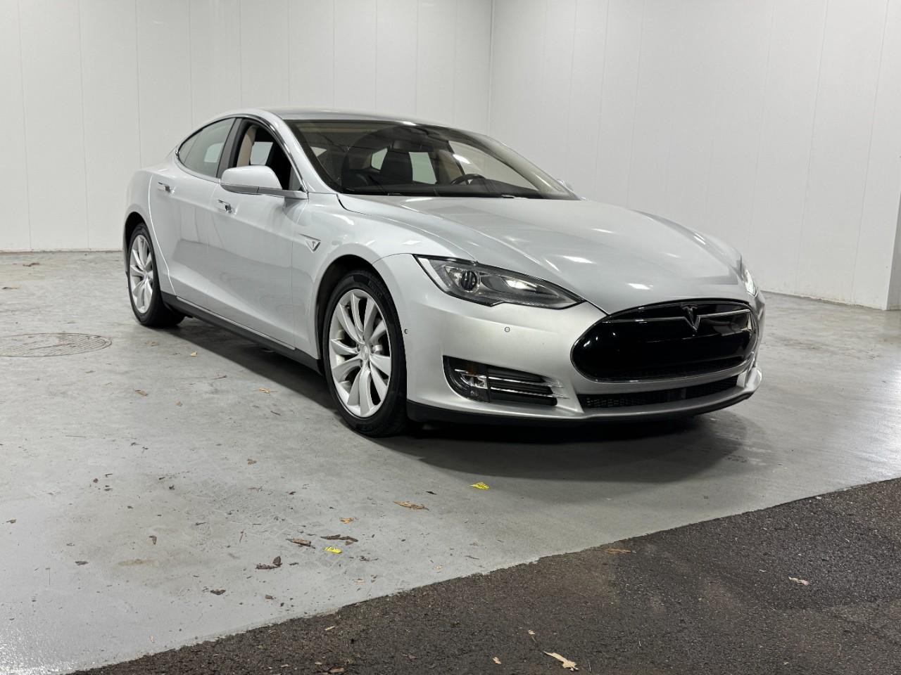 Tesla Model S Vehicle Full-screen Gallery Image 6