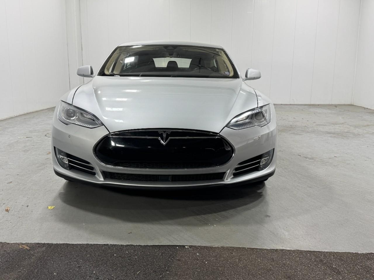Tesla Model S Vehicle Full-screen Gallery Image 7