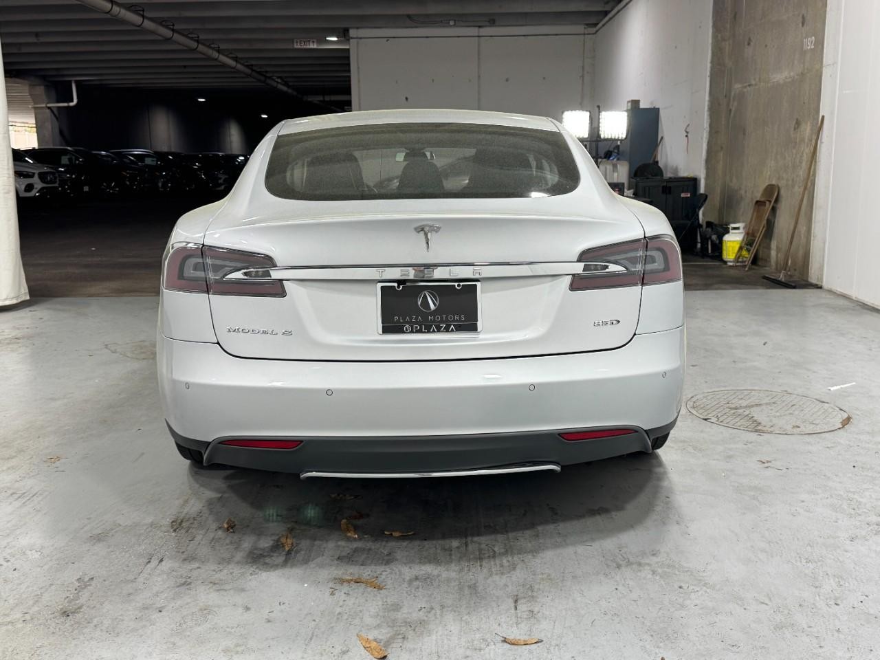 Tesla Model S Vehicle Full-screen Gallery Image 9