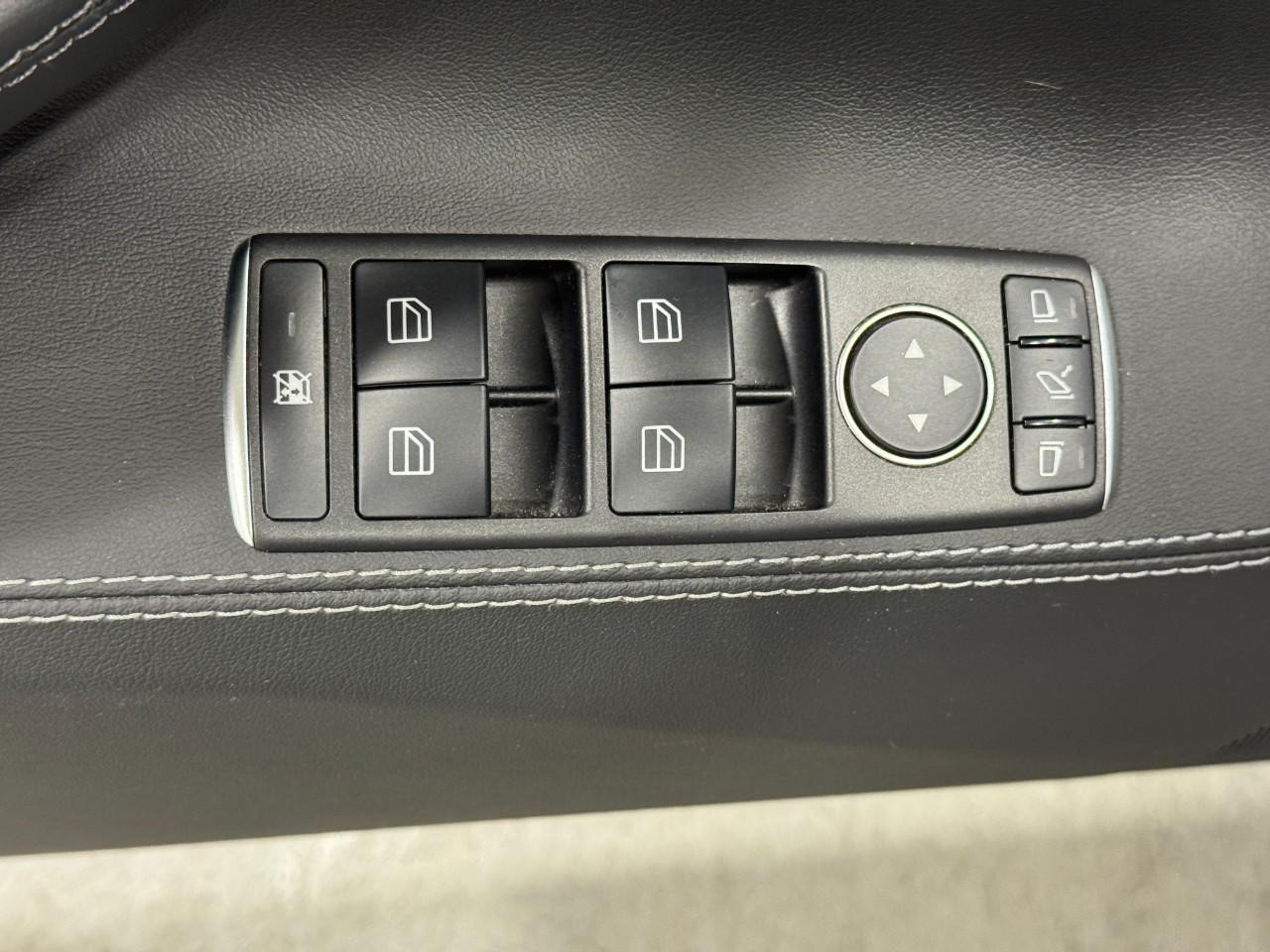 Tesla Model S Vehicle Full-screen Gallery Image 21