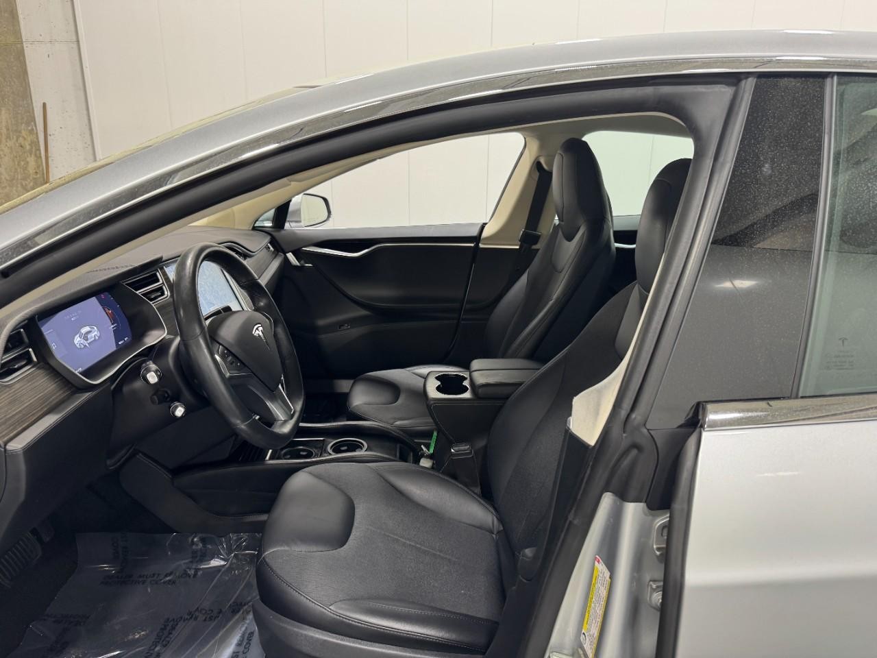 Tesla Model S Vehicle Full-screen Gallery Image 22