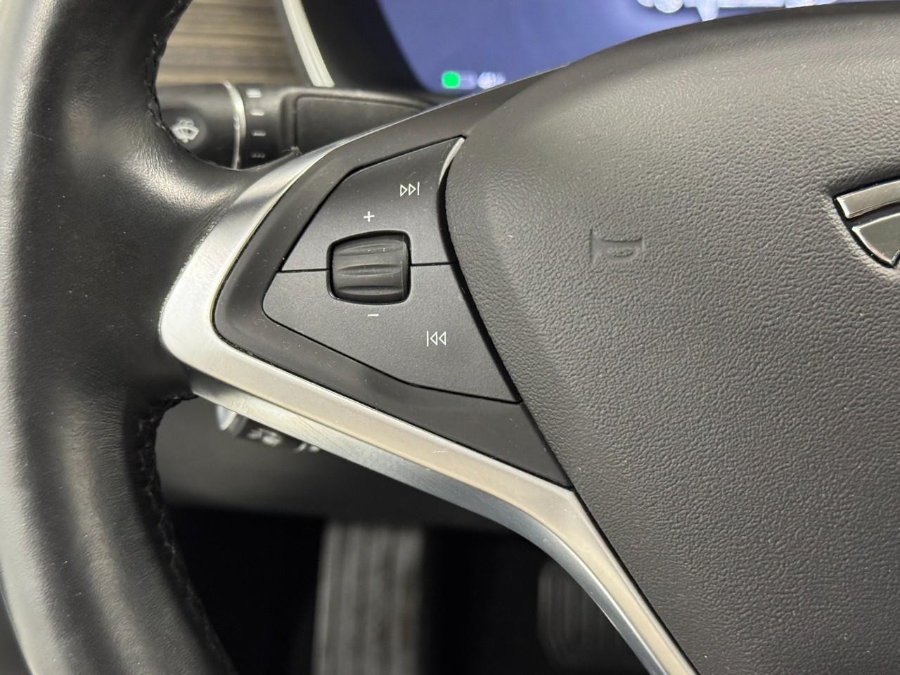 Tesla Model S Vehicle Full-screen Gallery Image 26