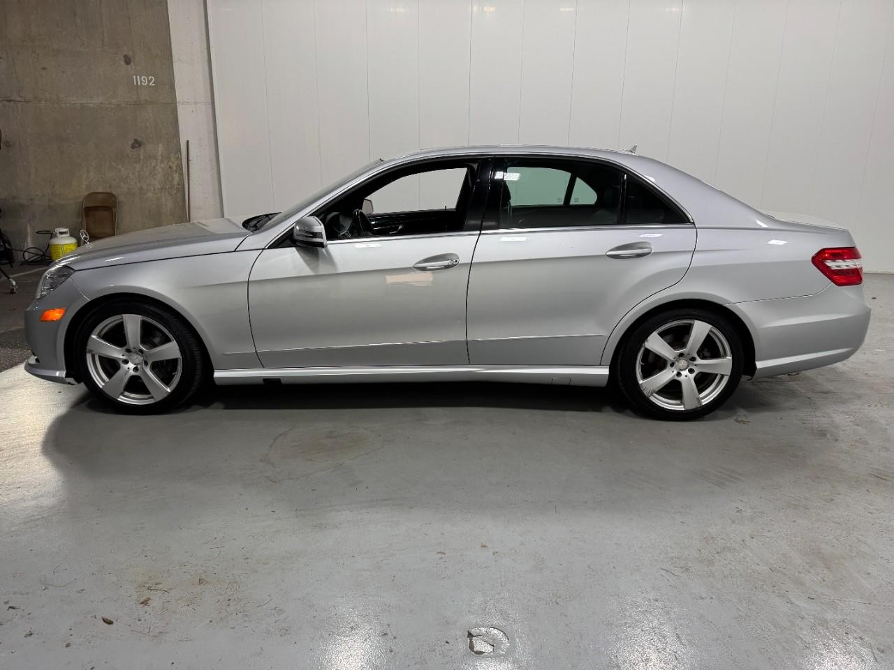 Mercedes-Benz E-Class Vehicle Full-screen Gallery Image 2