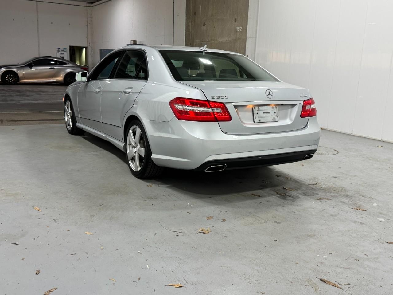 Mercedes-Benz E-Class Vehicle Full-screen Gallery Image 3