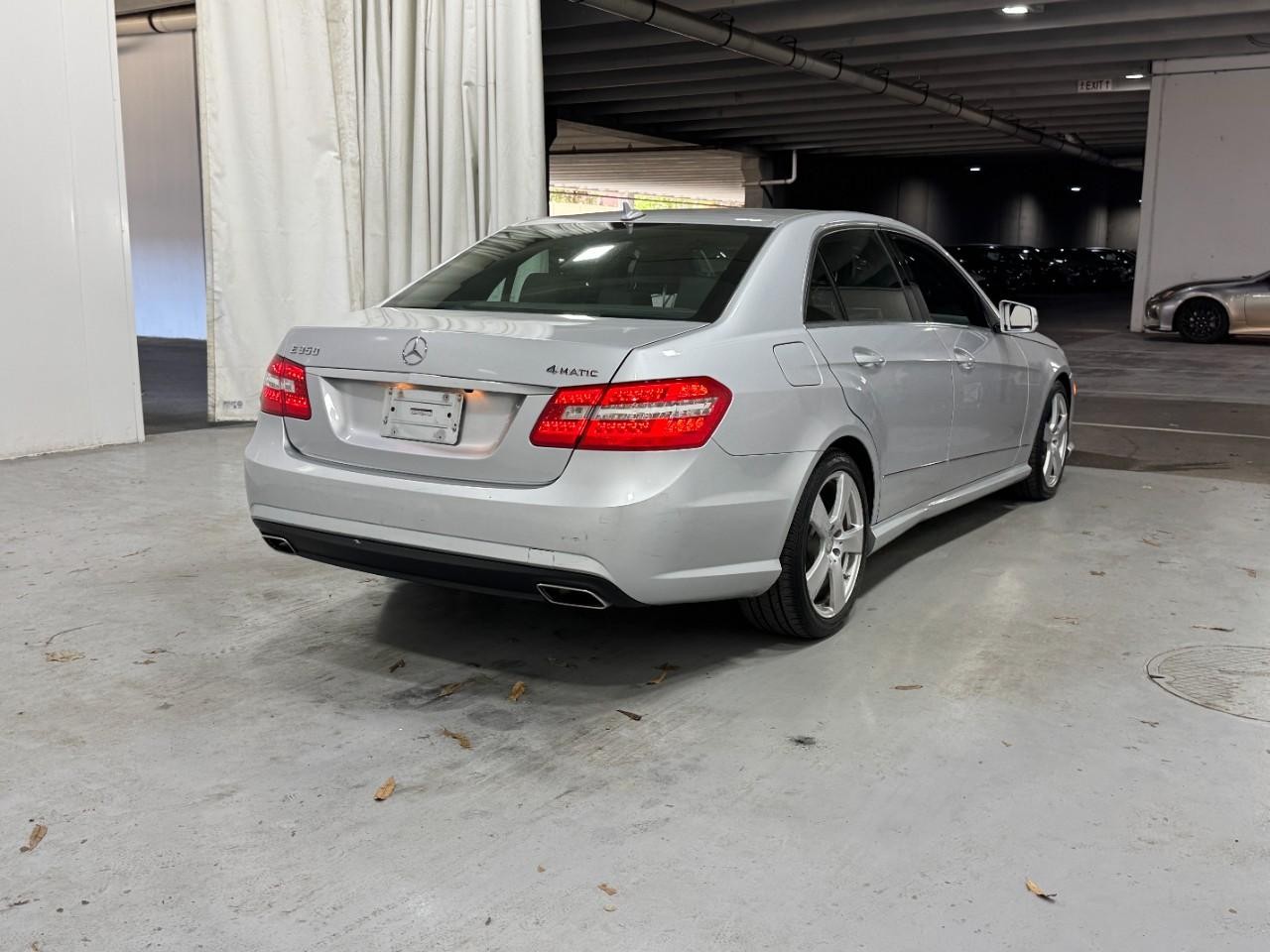 Mercedes-Benz E-Class Vehicle Full-screen Gallery Image 4