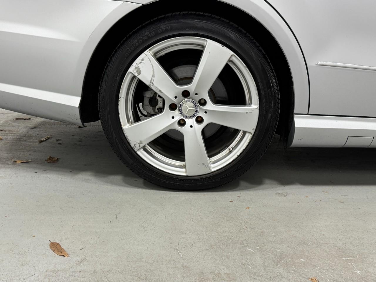 Mercedes-Benz E-Class Vehicle Full-screen Gallery Image 5