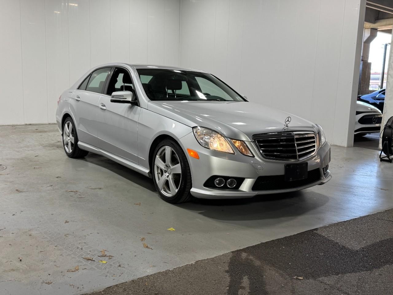 Mercedes-Benz E-Class Vehicle Full-screen Gallery Image 6