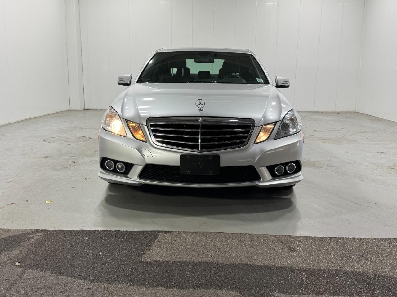 Mercedes-Benz E-Class Vehicle Full-screen Gallery Image 7