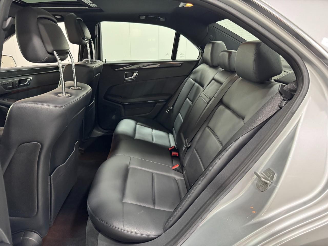 Mercedes-Benz E-Class Vehicle Full-screen Gallery Image 8