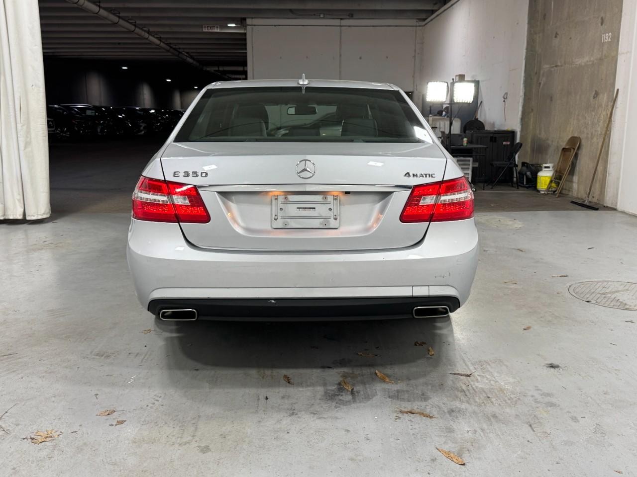 Mercedes-Benz E-Class Vehicle Full-screen Gallery Image 9