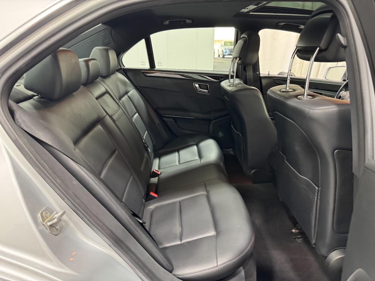 Mercedes-Benz E-Class Vehicle Full-screen Gallery Image 10