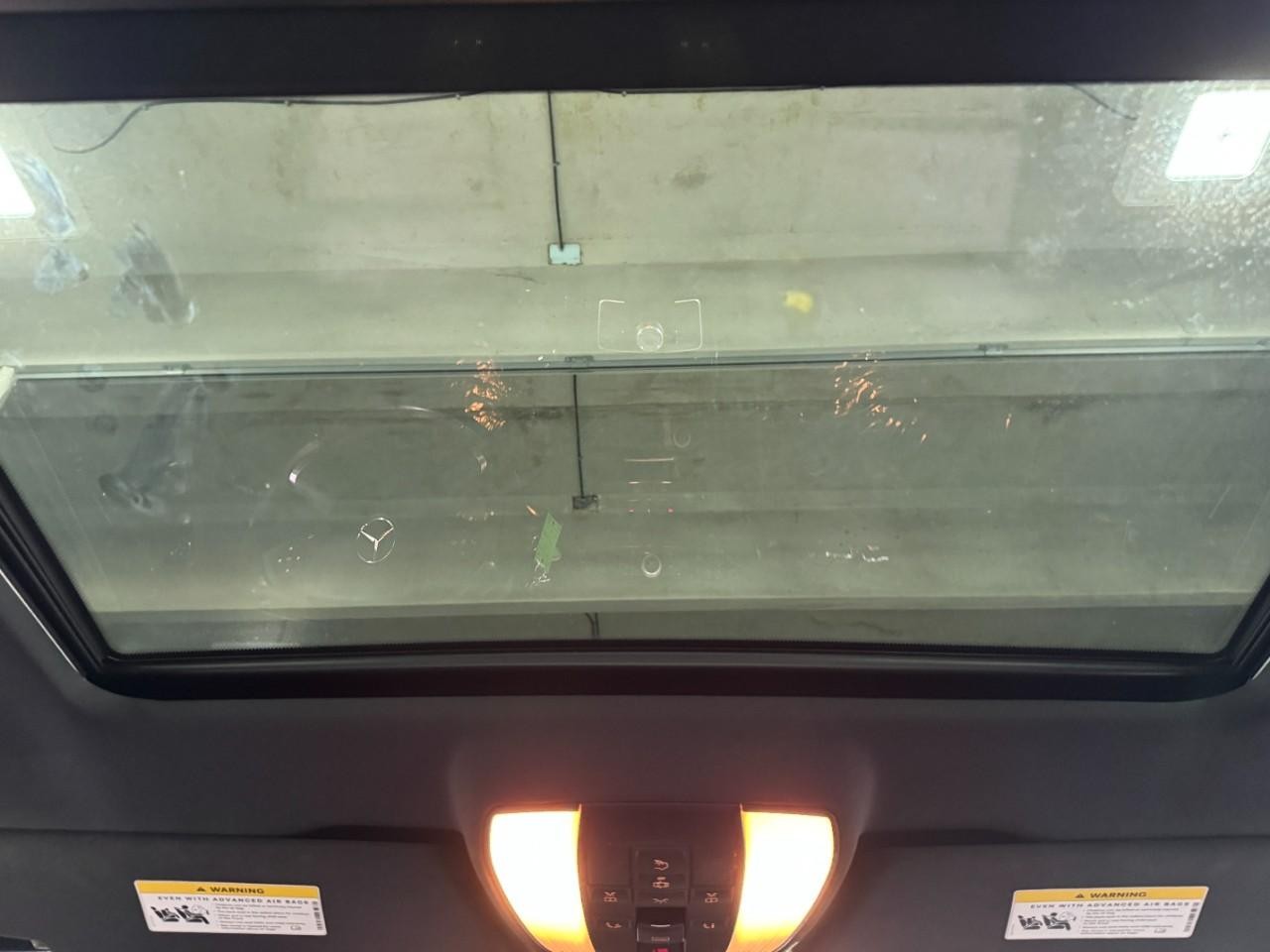 Mercedes-Benz E-Class Vehicle Full-screen Gallery Image 11