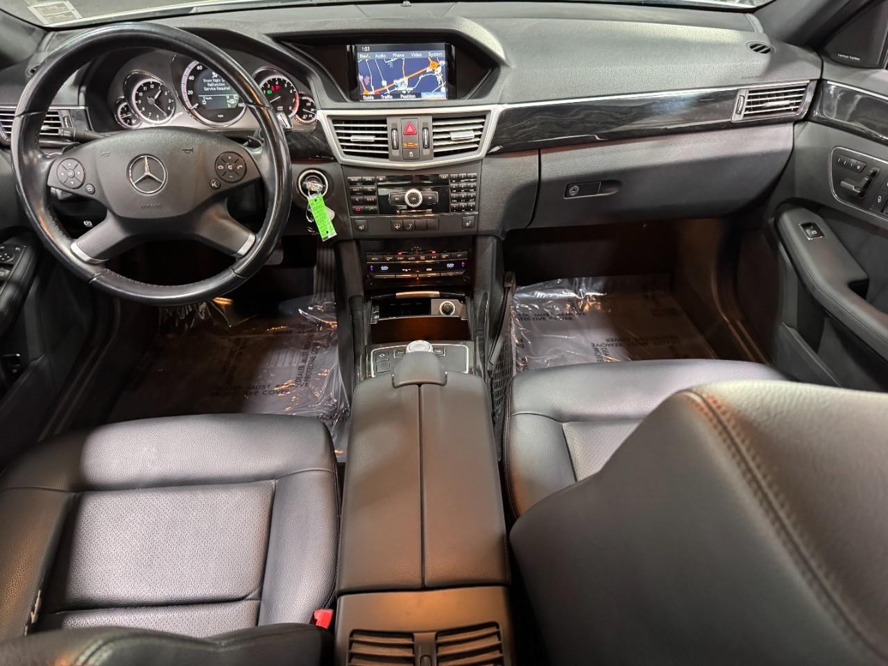 Mercedes-Benz E-Class Vehicle Full-screen Gallery Image 12