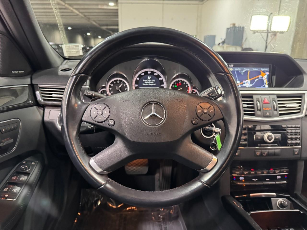 Mercedes-Benz E-Class Vehicle Full-screen Gallery Image 13