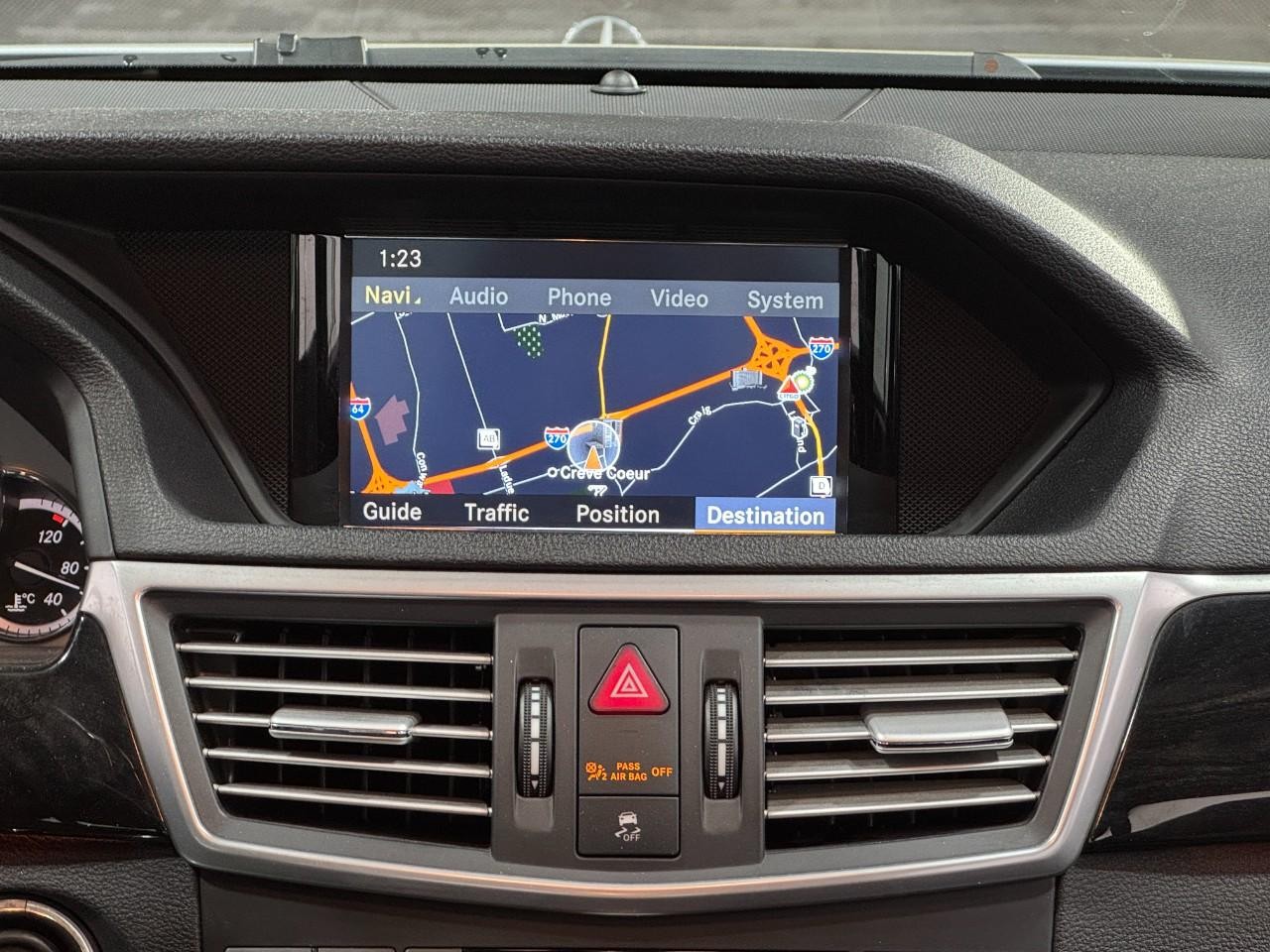 Mercedes-Benz E-Class Vehicle Full-screen Gallery Image 14