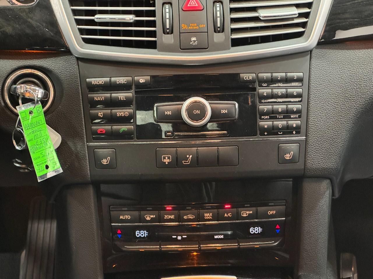 Mercedes-Benz E-Class Vehicle Full-screen Gallery Image 15