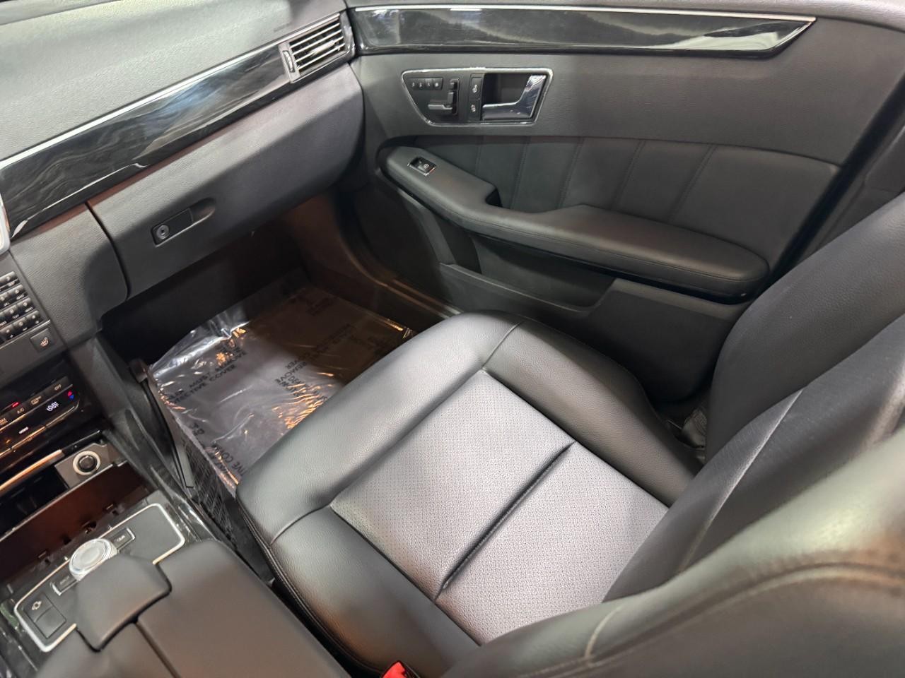 Mercedes-Benz E-Class Vehicle Full-screen Gallery Image 16