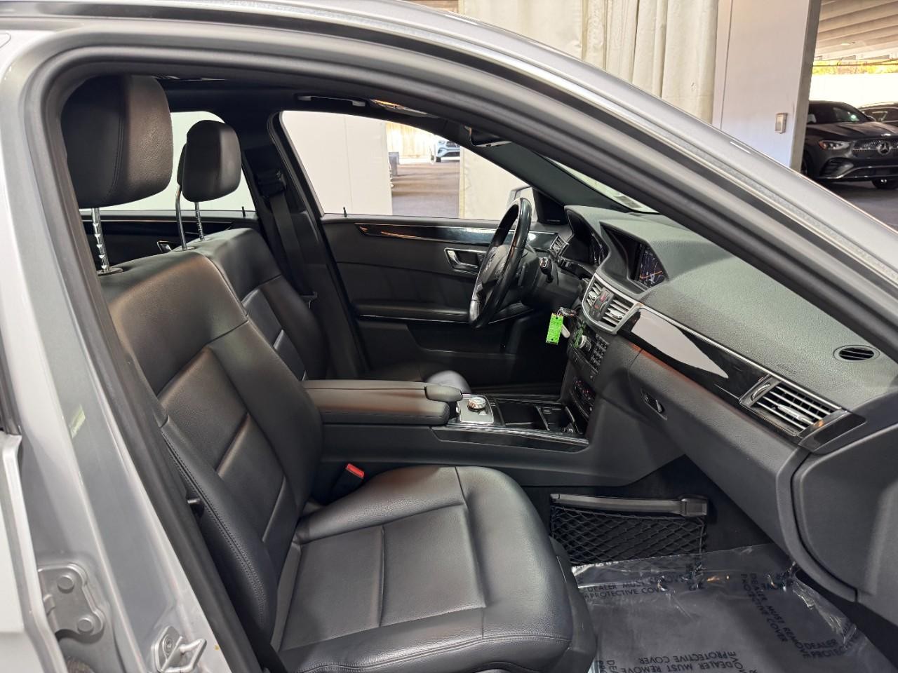 Mercedes-Benz E-Class Vehicle Full-screen Gallery Image 17