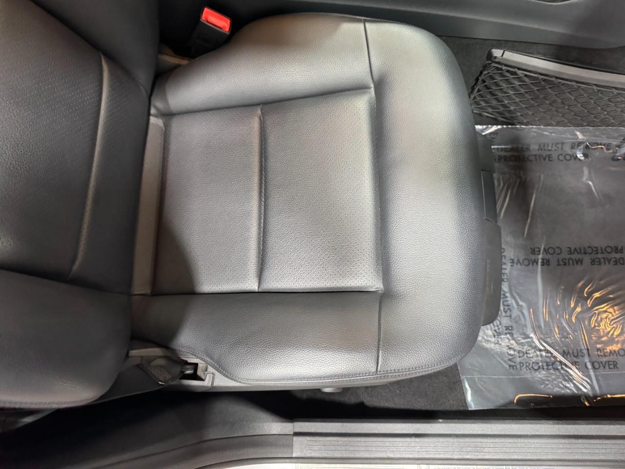 Mercedes-Benz E-Class Vehicle Full-screen Gallery Image 18