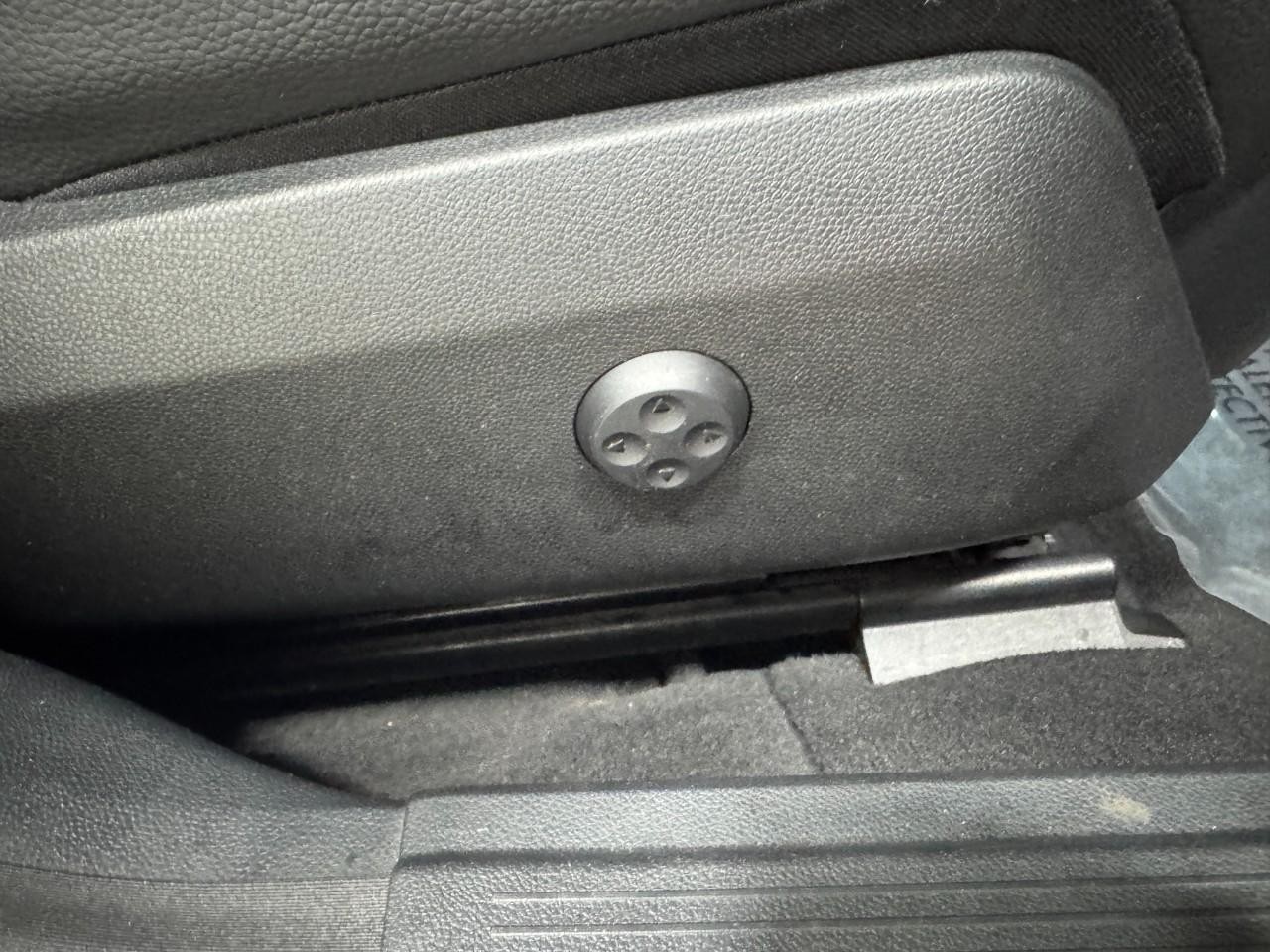 Mercedes-Benz E-Class Vehicle Full-screen Gallery Image 19