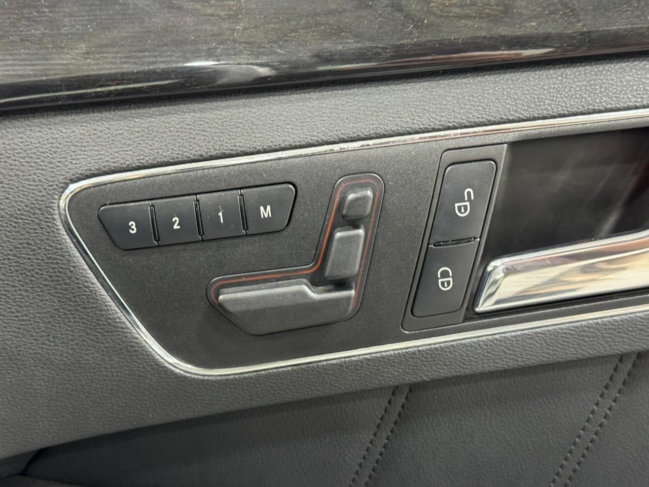 Mercedes-Benz E-Class Vehicle Full-screen Gallery Image 20