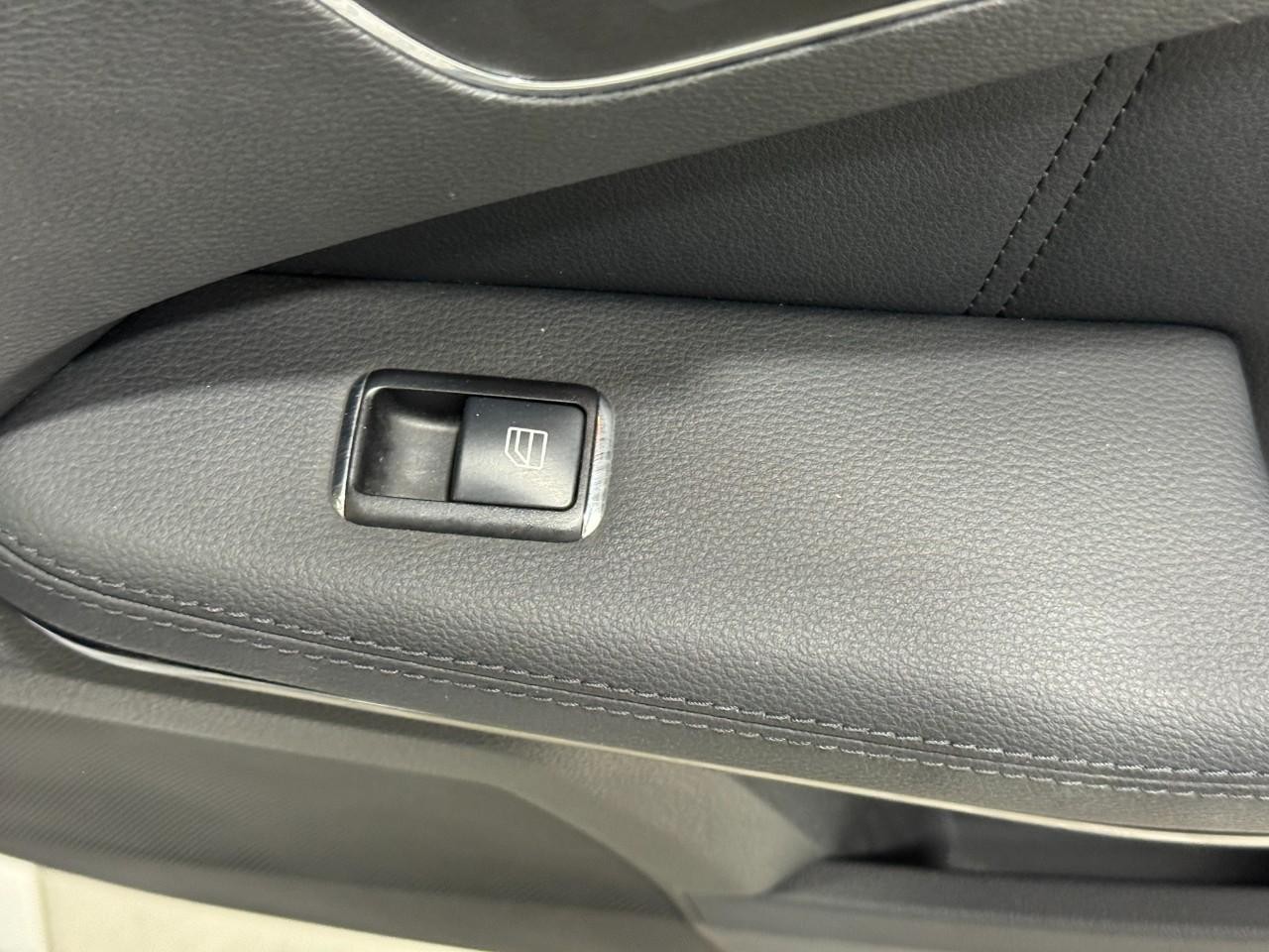 Mercedes-Benz E-Class Vehicle Full-screen Gallery Image 21