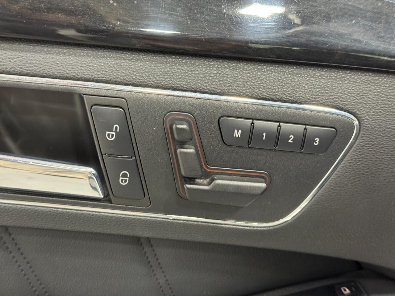 Mercedes-Benz E-Class Vehicle Full-screen Gallery Image 22