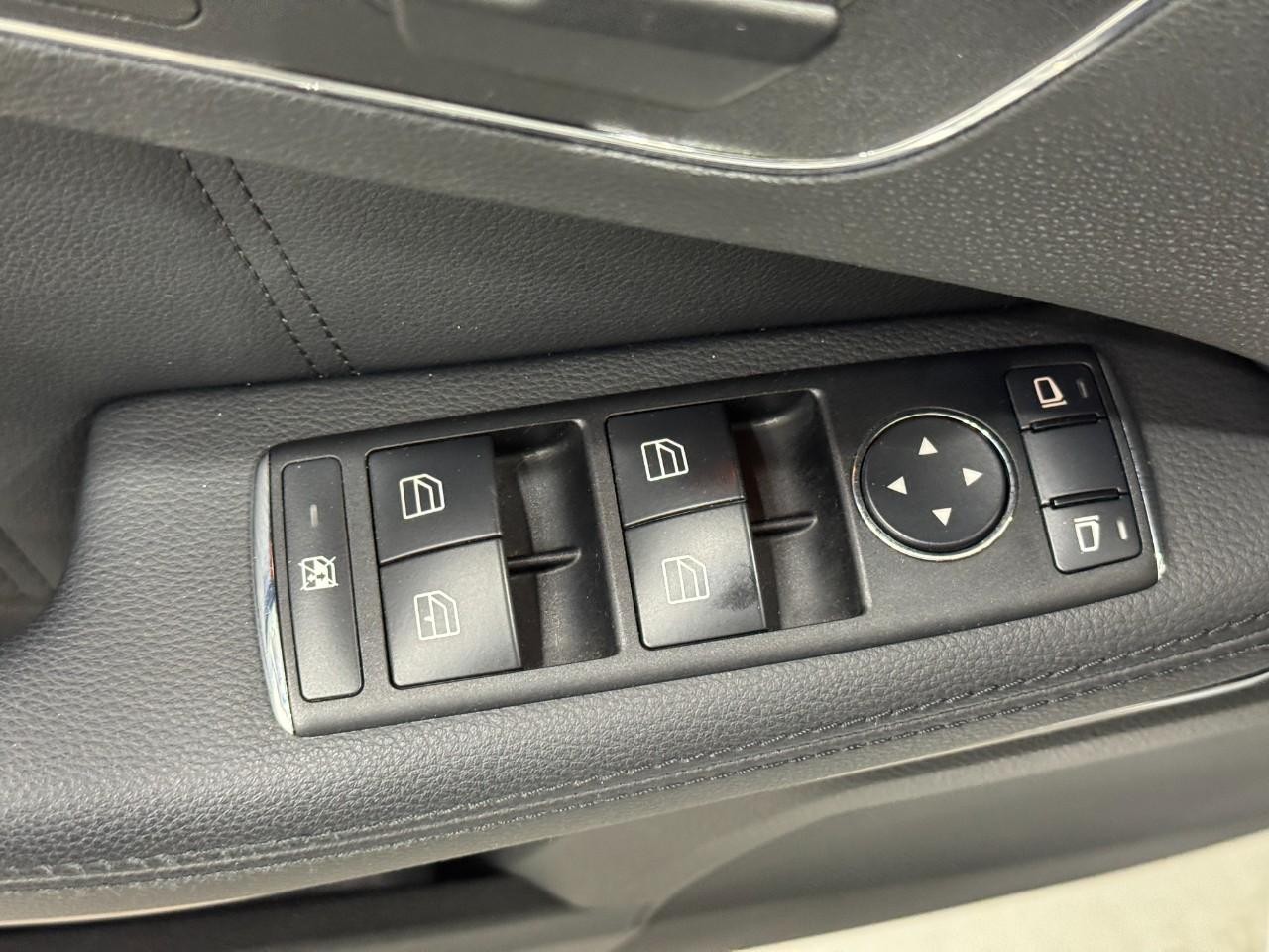 Mercedes-Benz E-Class Vehicle Full-screen Gallery Image 23