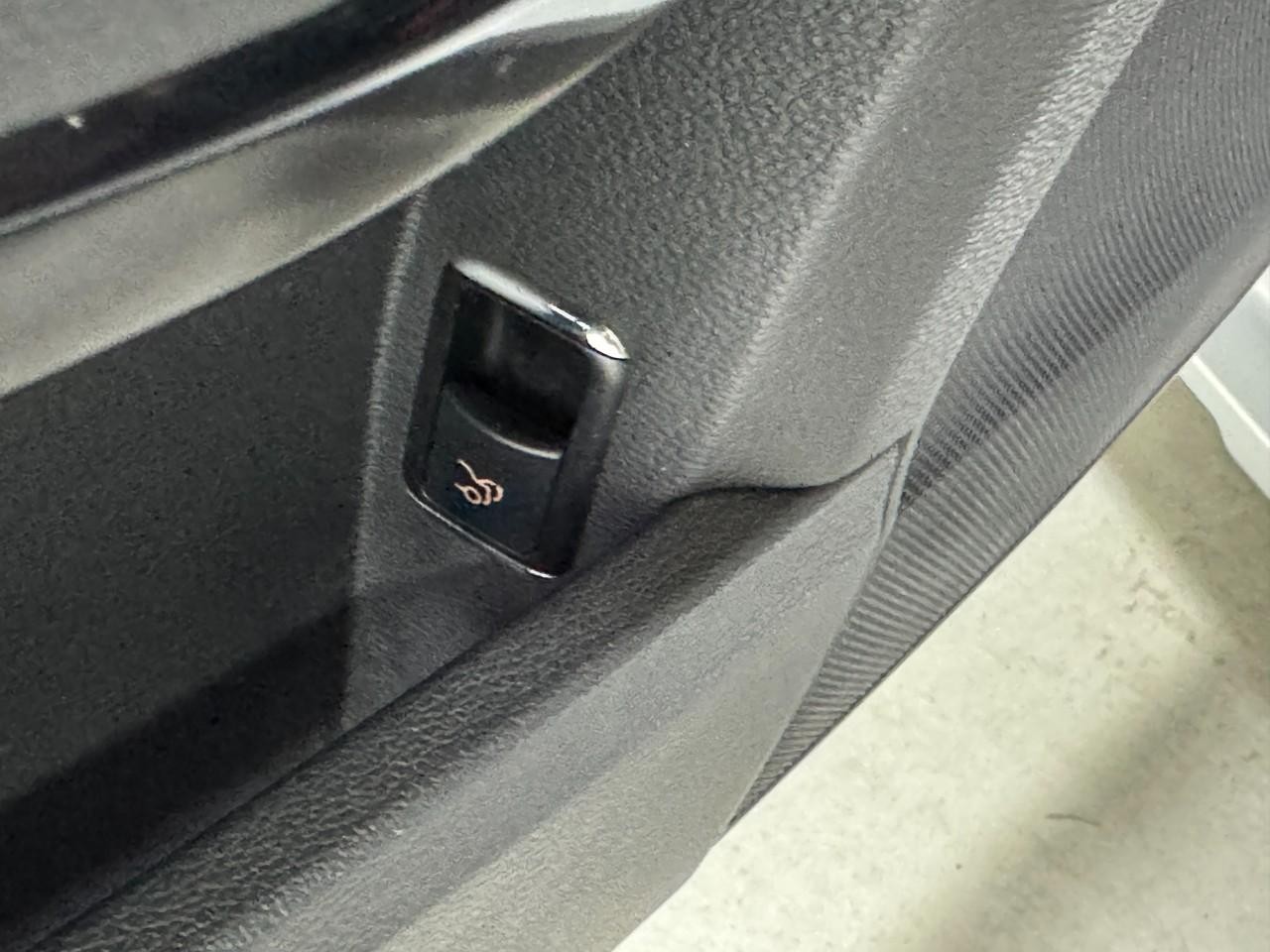 Mercedes-Benz E-Class Vehicle Full-screen Gallery Image 24