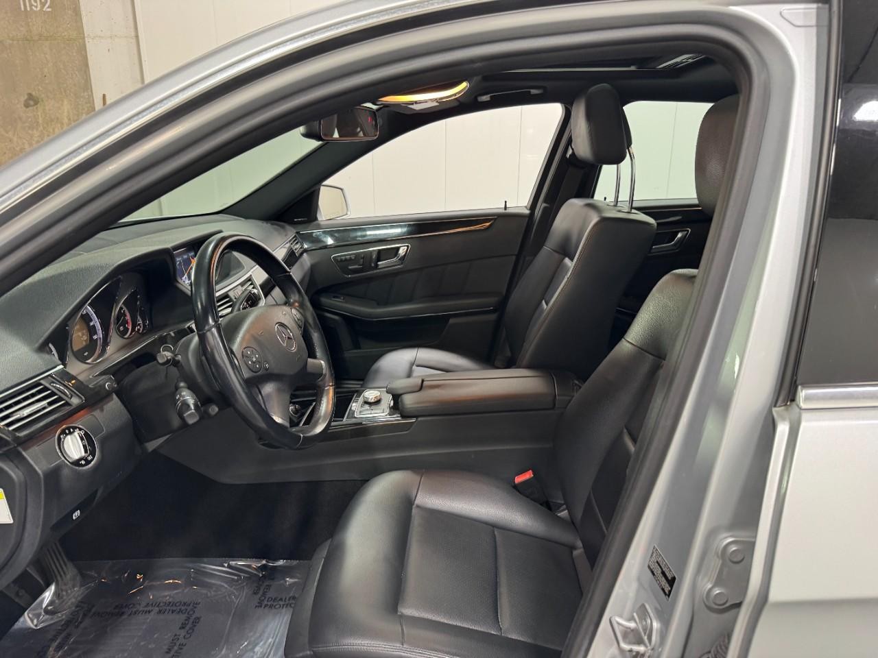 Mercedes-Benz E-Class Vehicle Full-screen Gallery Image 25