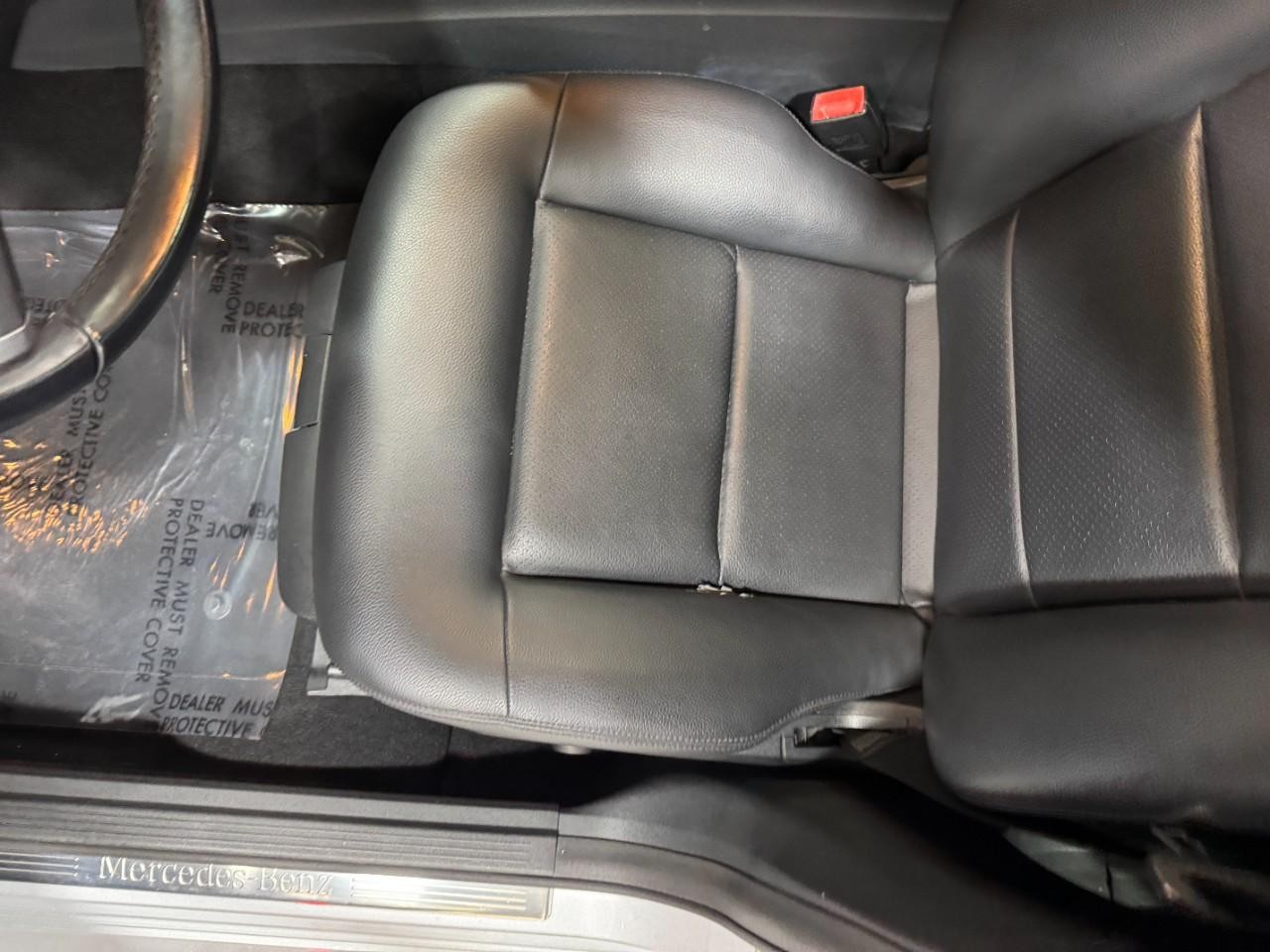 Mercedes-Benz E-Class Vehicle Full-screen Gallery Image 26