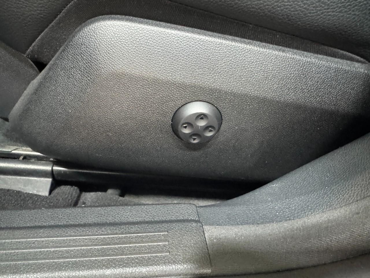 Mercedes-Benz E-Class Vehicle Full-screen Gallery Image 27