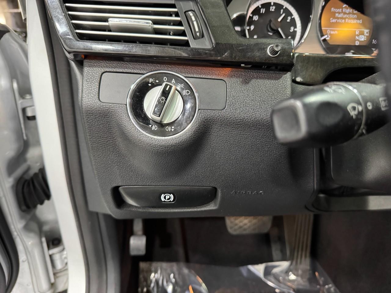 Mercedes-Benz E-Class Vehicle Full-screen Gallery Image 28