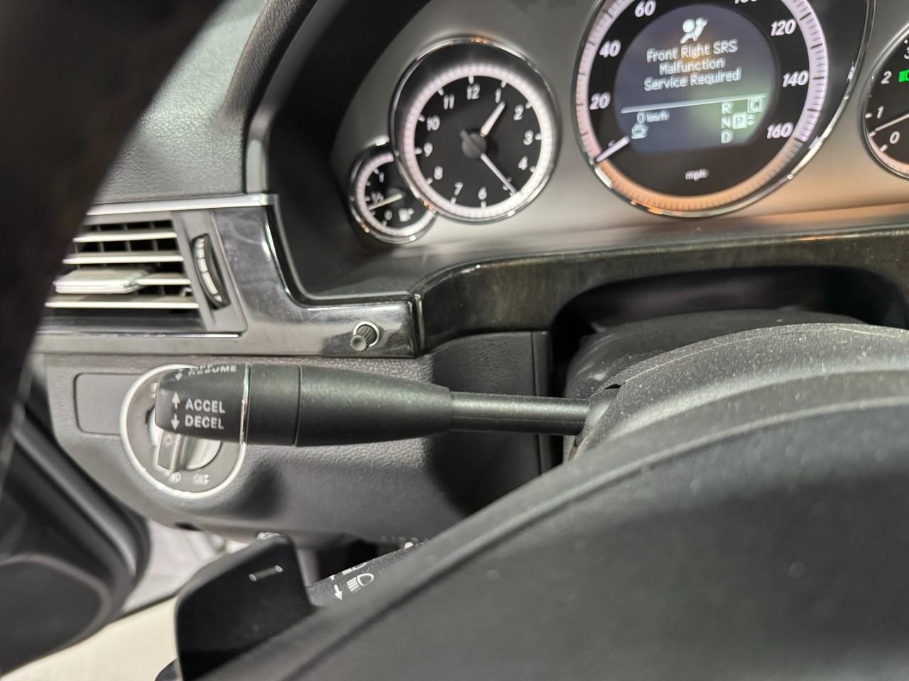 Mercedes-Benz E-Class Vehicle Full-screen Gallery Image 29