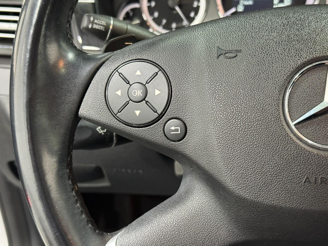 Mercedes-Benz E-Class Vehicle Full-screen Gallery Image 30