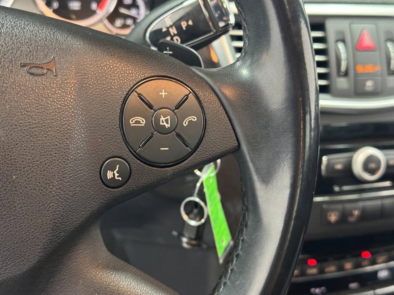 Mercedes-Benz E-Class Vehicle Full-screen Gallery Image 31