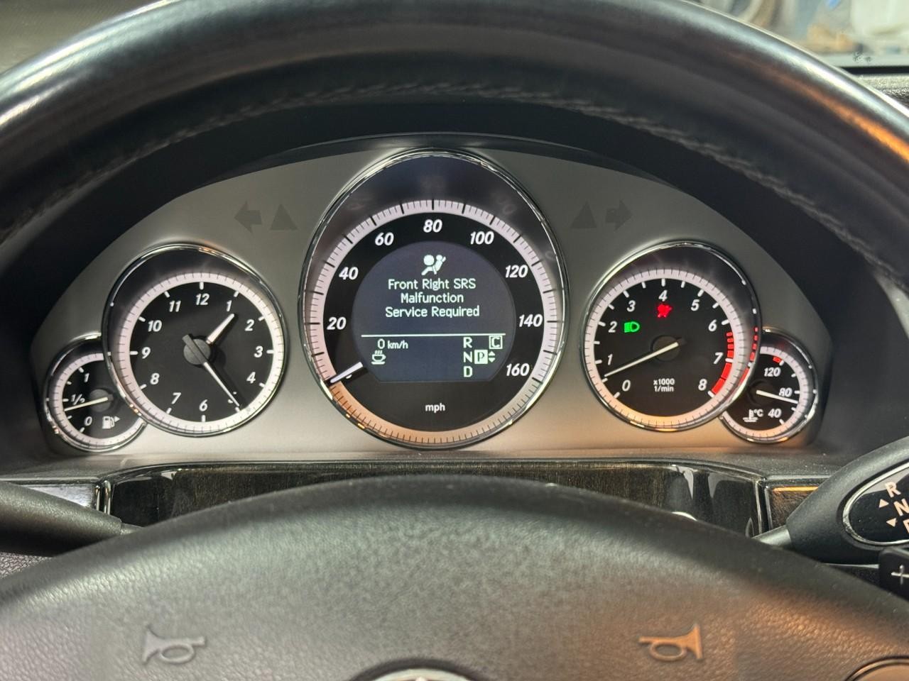 Mercedes-Benz E-Class Vehicle Full-screen Gallery Image 32