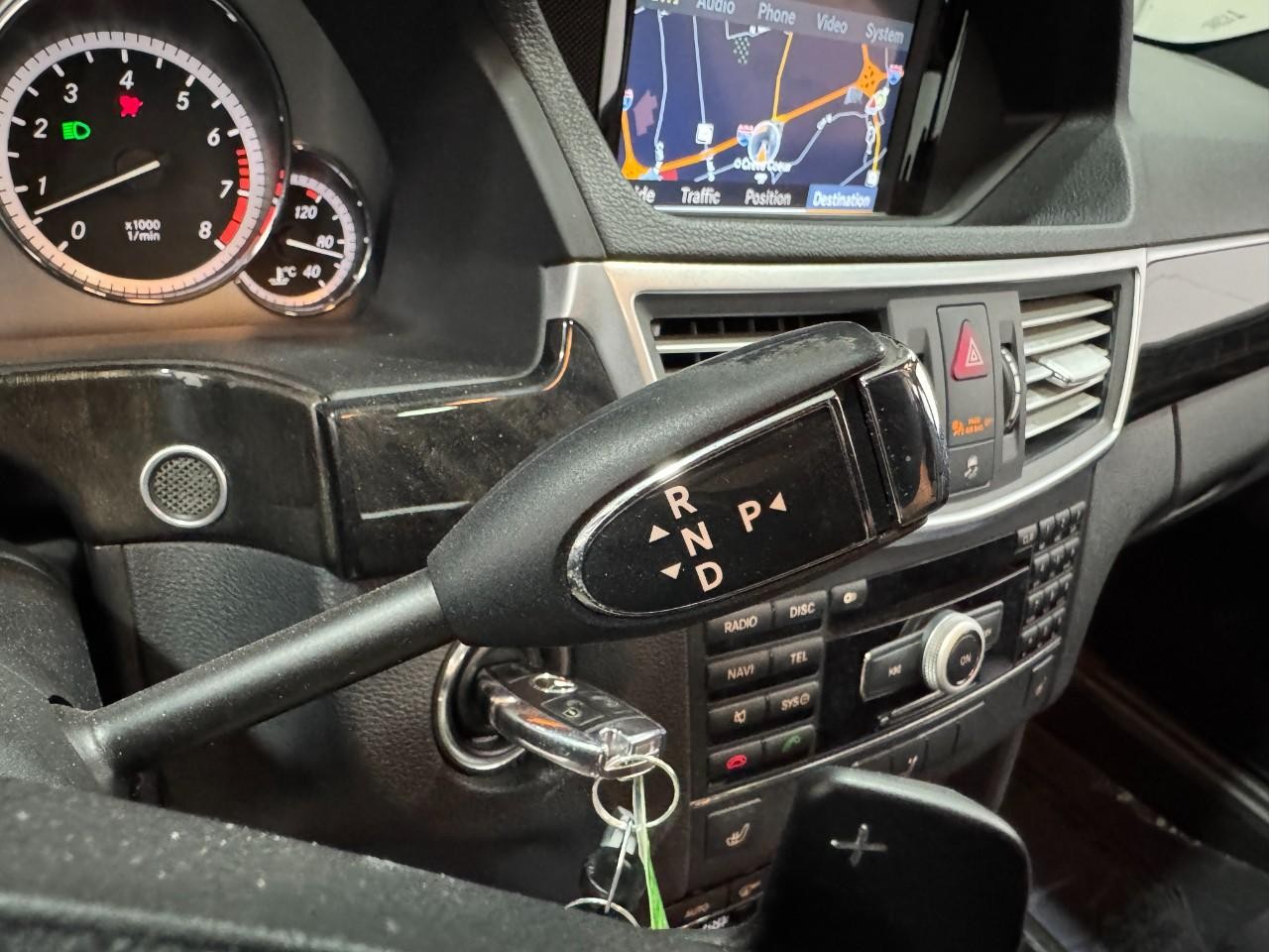 Mercedes-Benz E-Class Vehicle Full-screen Gallery Image 33