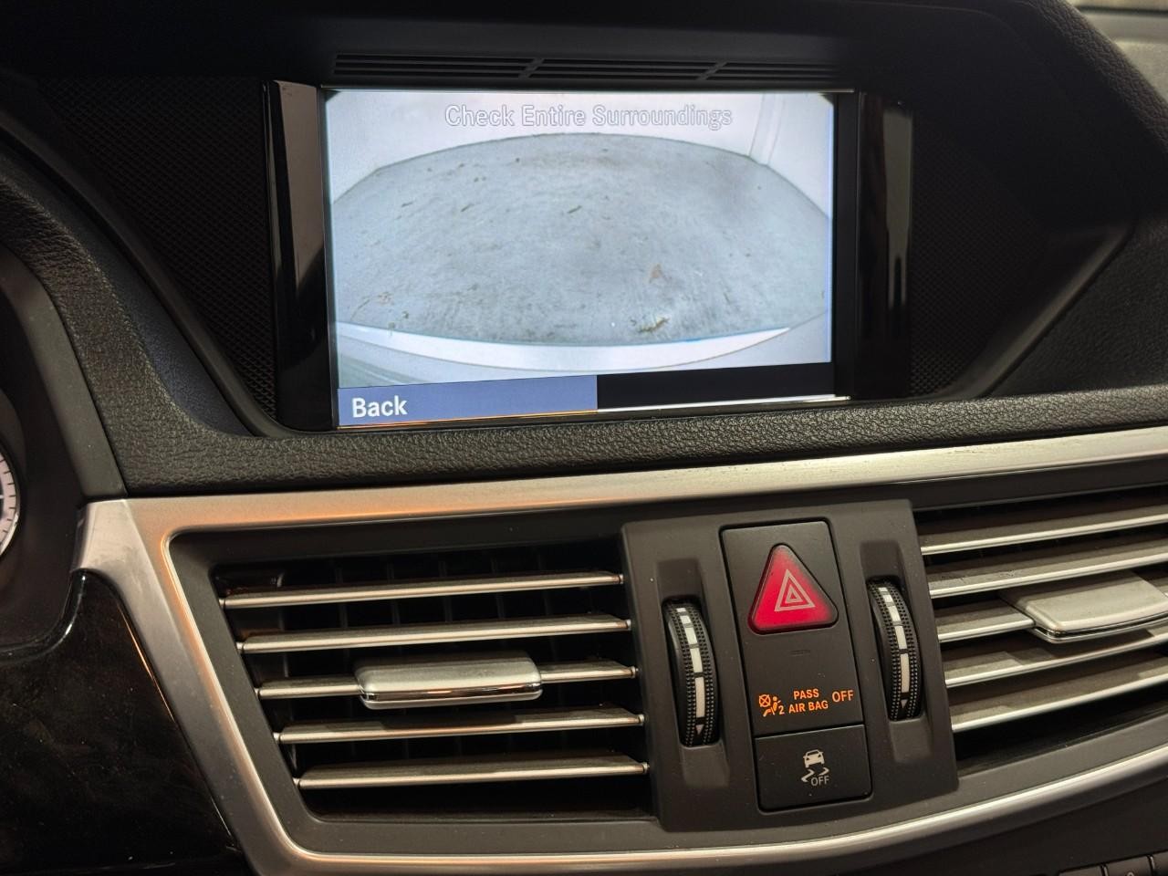 Mercedes-Benz E-Class Vehicle Full-screen Gallery Image 34