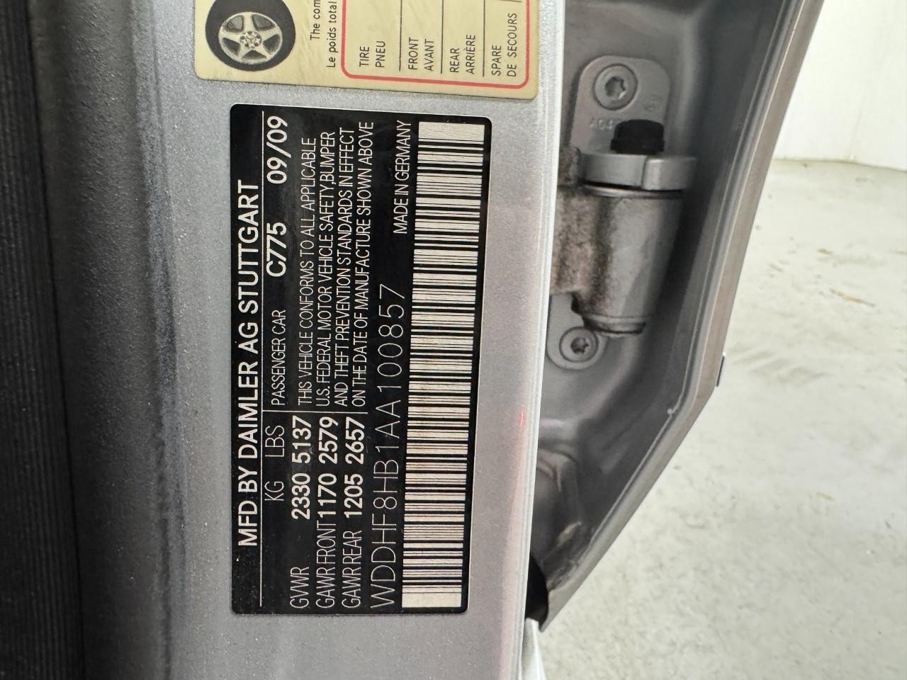 Mercedes-Benz E-Class Vehicle Full-screen Gallery Image 35