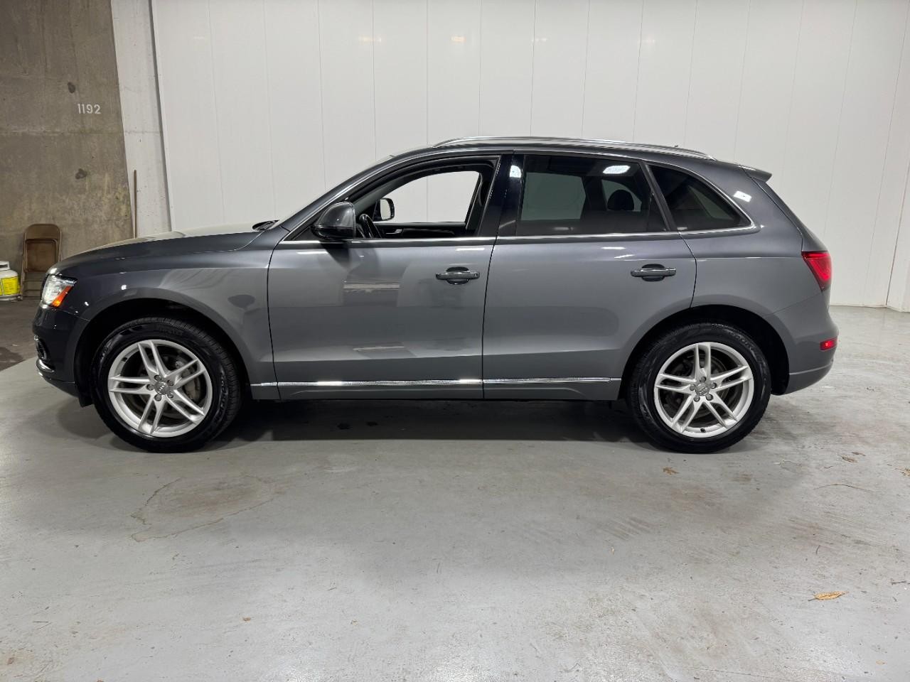 Audi Q5 Vehicle Full-screen Gallery Image 2
