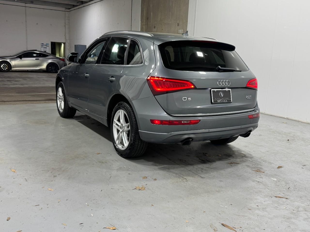 Audi Q5 Vehicle Full-screen Gallery Image 3