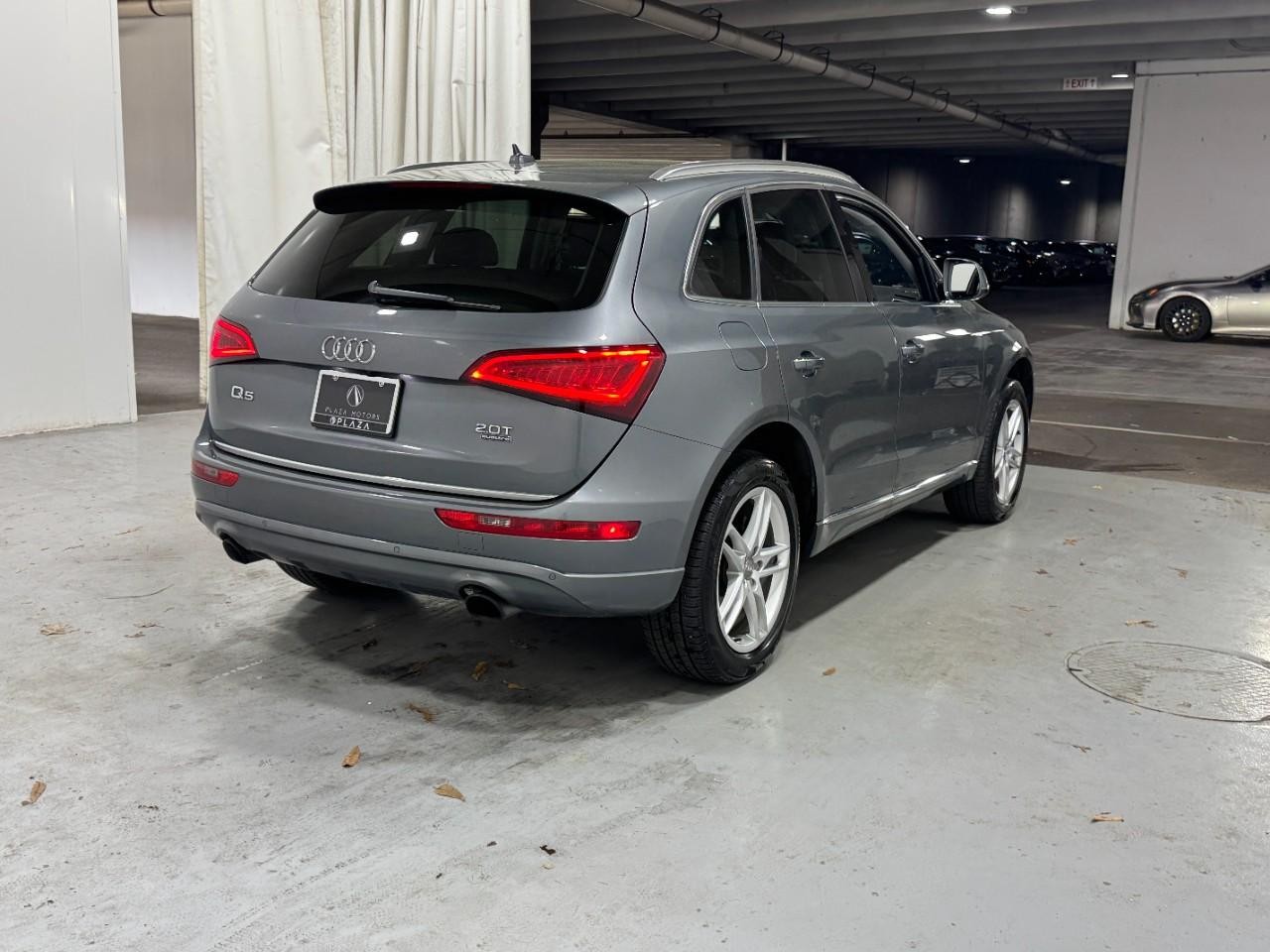Audi Q5 Vehicle Full-screen Gallery Image 4