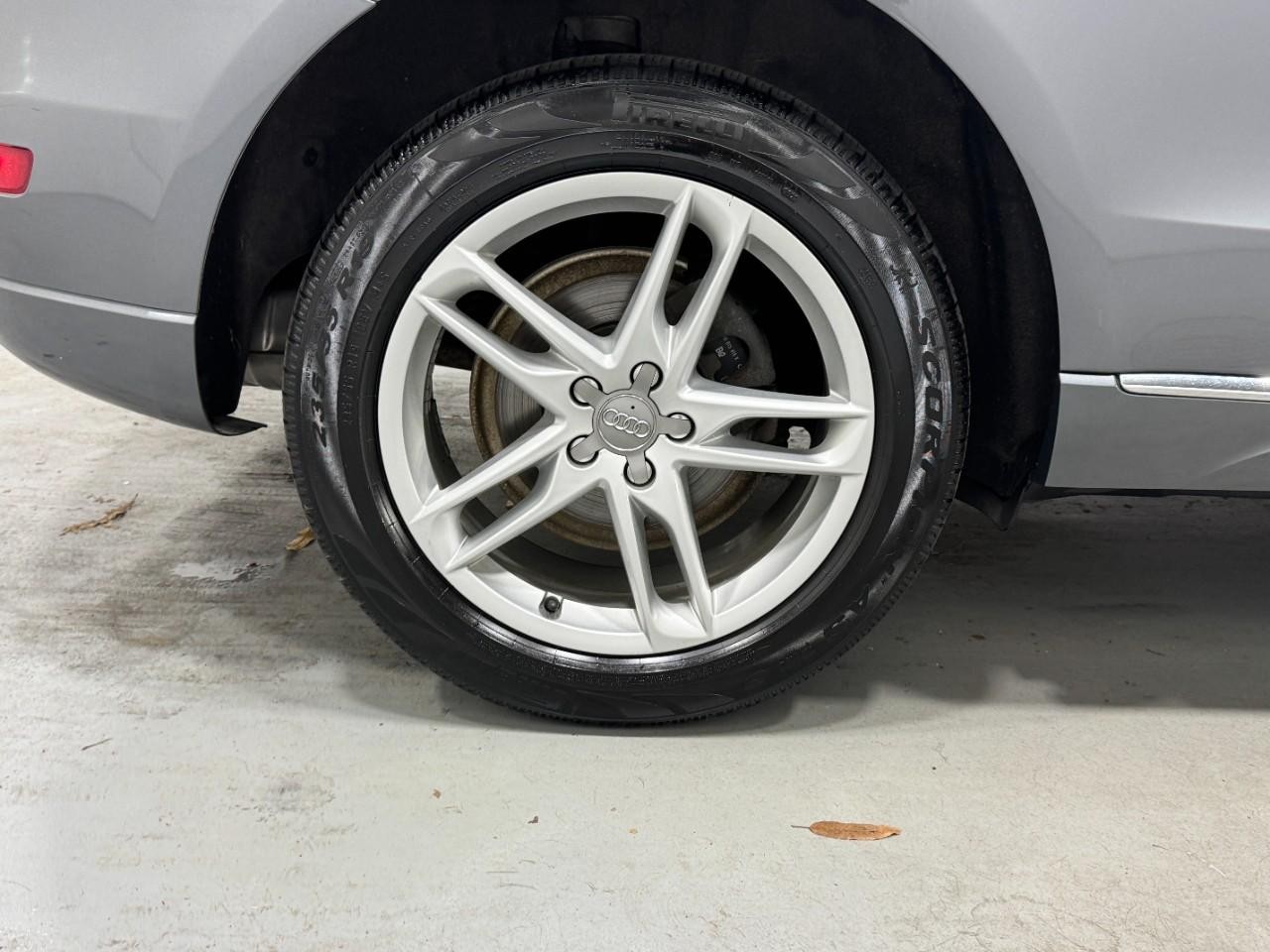 Audi Q5 Vehicle Full-screen Gallery Image 5