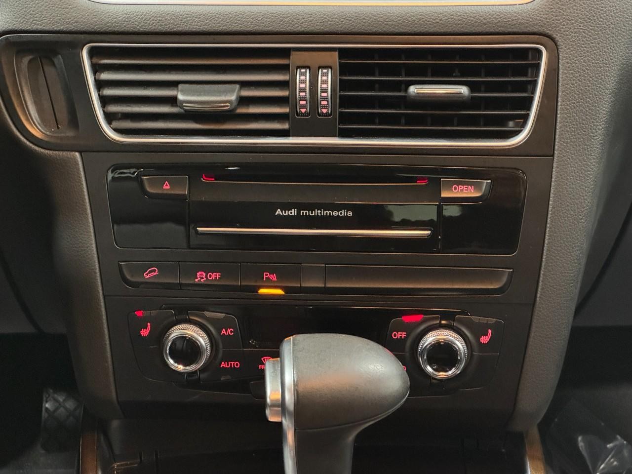 Audi Q5 Vehicle Full-screen Gallery Image 15